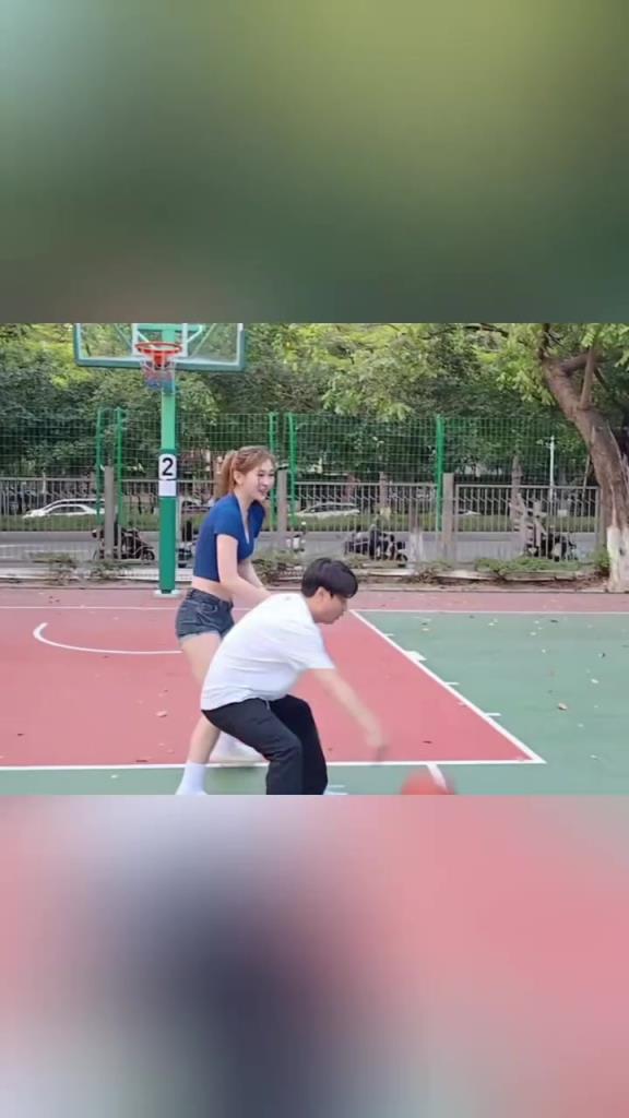 集夢會長背打一米8的女生，這是真打球啊！