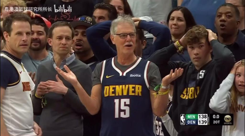 導(dǎo)火索？回顧此前掘金對(duì)陣森林狼，威少送出三分犯規(guī)后的眾生相！