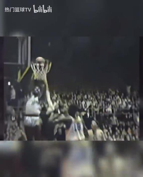 這是怪物嗎？張伯倫高中時(shí)期是怎么打球的？校園里的明星！