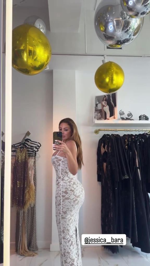 徐娘半老！皮蓬前妻穿吊帶裙自拍，這身材也太炸裂了！