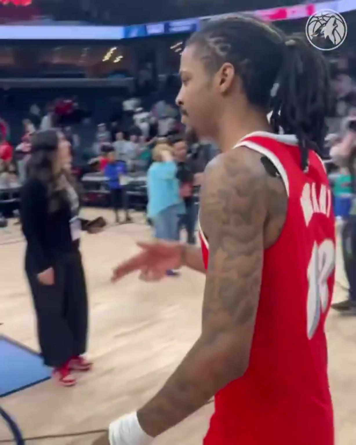 笑死！莫蘭特賽后與華子握手，竟然也是比出“手槍”的手勢(shì)