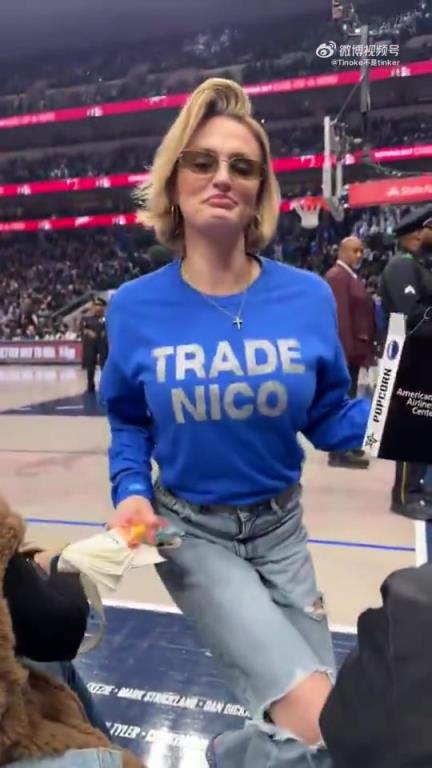 主場(chǎng)不準(zhǔn)球迷打印“解雇Nico”標(biāo)語，女球迷就出此下策