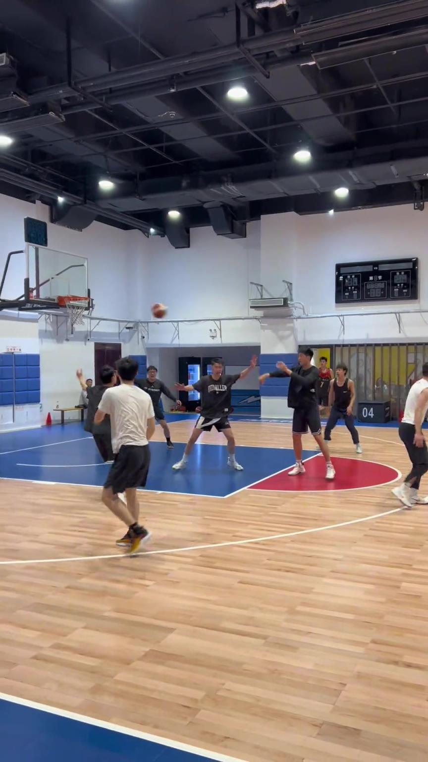 對(duì)手回家后：老婆，我今天在野球場(chǎng)匹配到巔峰馬刺隊(duì)了！