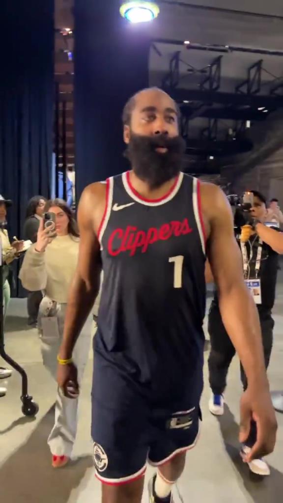 爆砍39分！哈登賽后走入球員通道氣喘吁吁：今天是場(chǎng)艱苦的戰(zhàn)斗