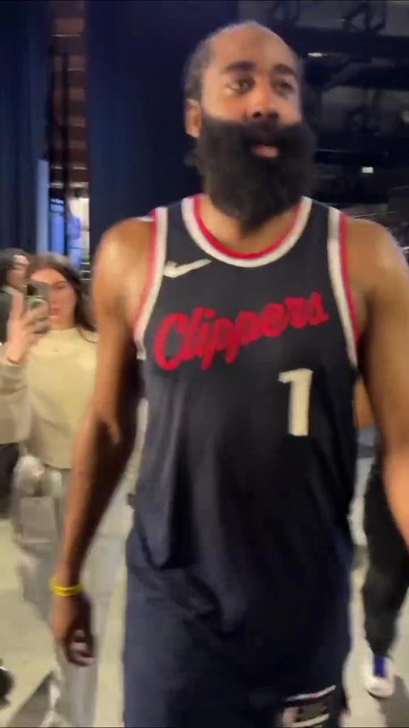 贏了！哈登賽后走回更衣室在球員通道和工作人員一一擊掌慶祝