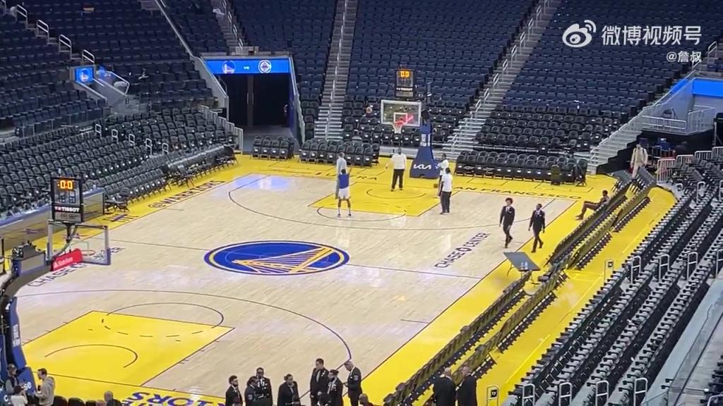 今天沒(méi)有得到出場(chǎng)機(jī)會(huì)！庫(kù)明加賽后還留在場(chǎng)地練習(xí)投籃