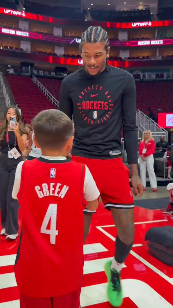 暖心偶像！小球迷賽前得到杰倫格林親簽球鞋球衣