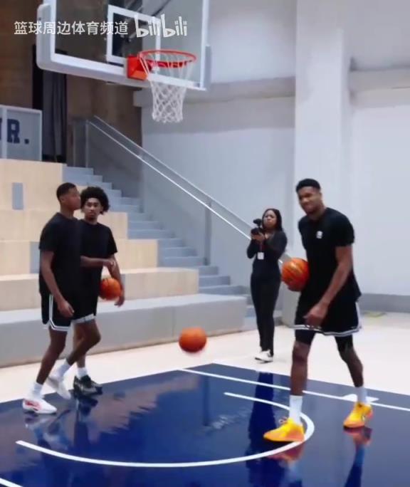 別人能學得來嗎？名場面：字母哥指導小球員籃下腳步！