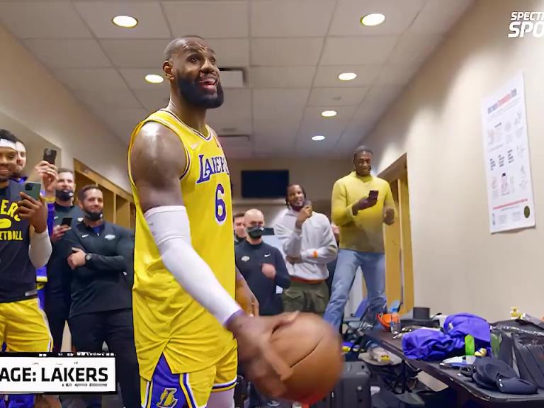 里弗斯絕殺之后湖人隊(duì)的更衣室氛圍，簡(jiǎn)直不要太和諧?。? style=