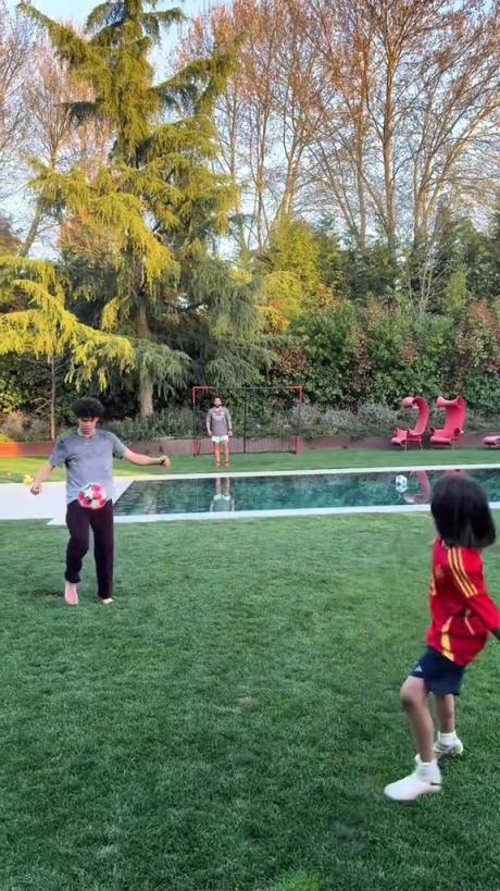 馬塞洛和兒子隔水相傳！大兒子腳法有點(diǎn)東西的！