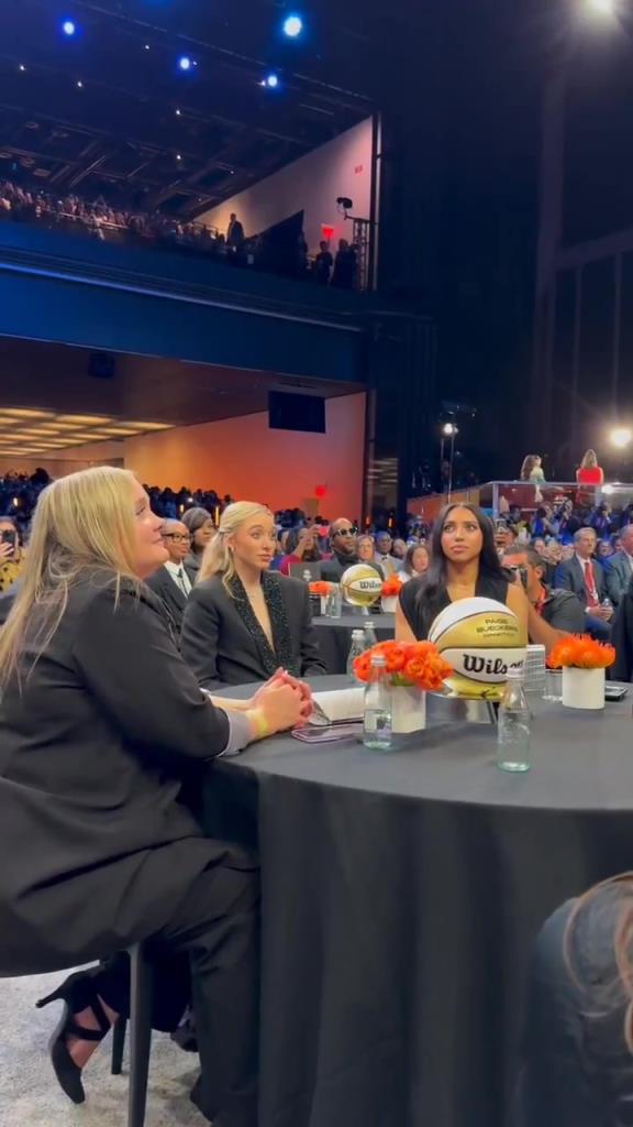 今天這穿搭，差點(diǎn)沒(méi)認(rèn)出來(lái)！佩奇-布克斯當(dāng)選WNBA狀元后十分淡定