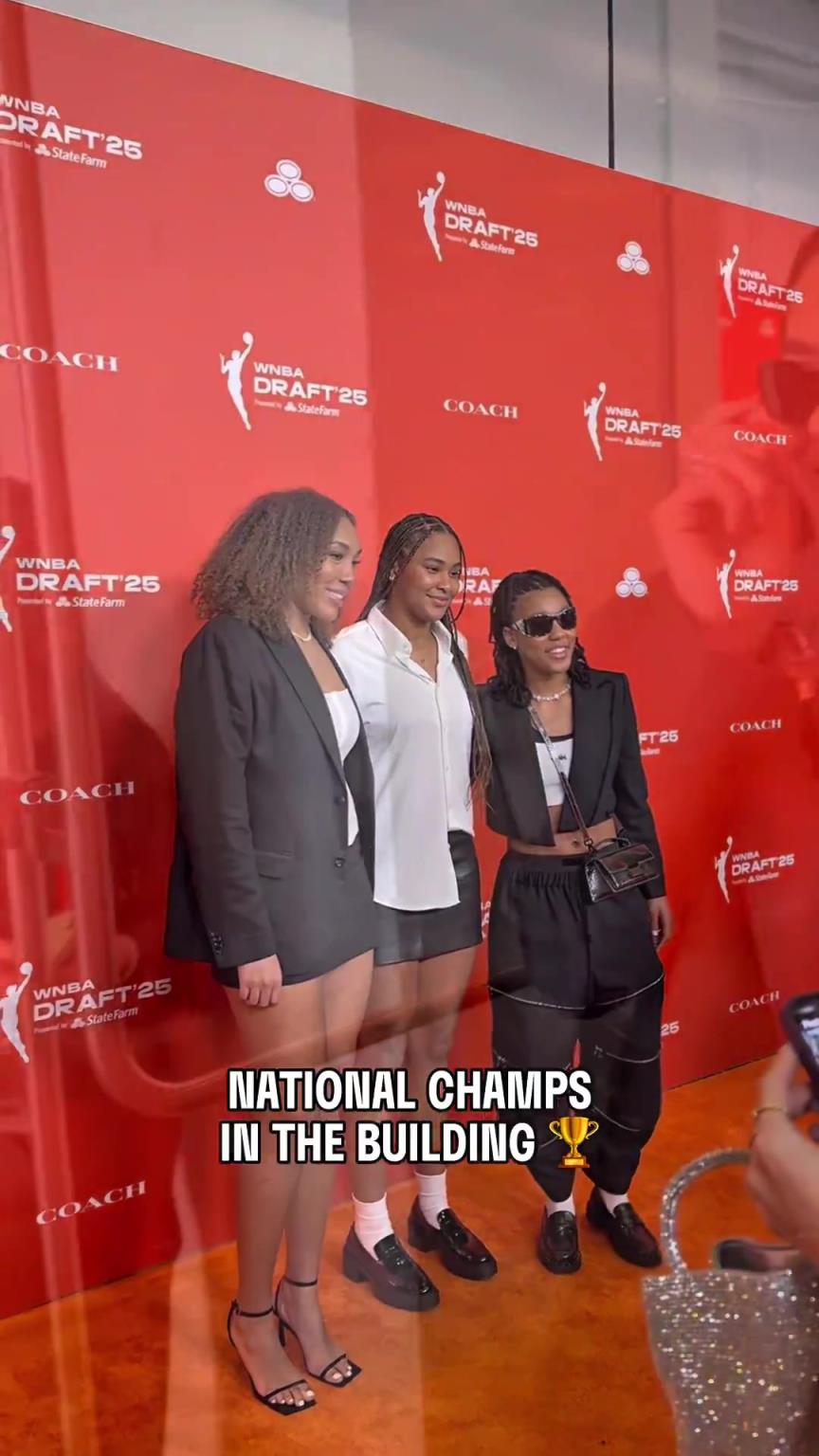 吧友們有喜歡的嗎？WNBA選秀大會(huì)上，到處都有靚麗的風(fēng)景線