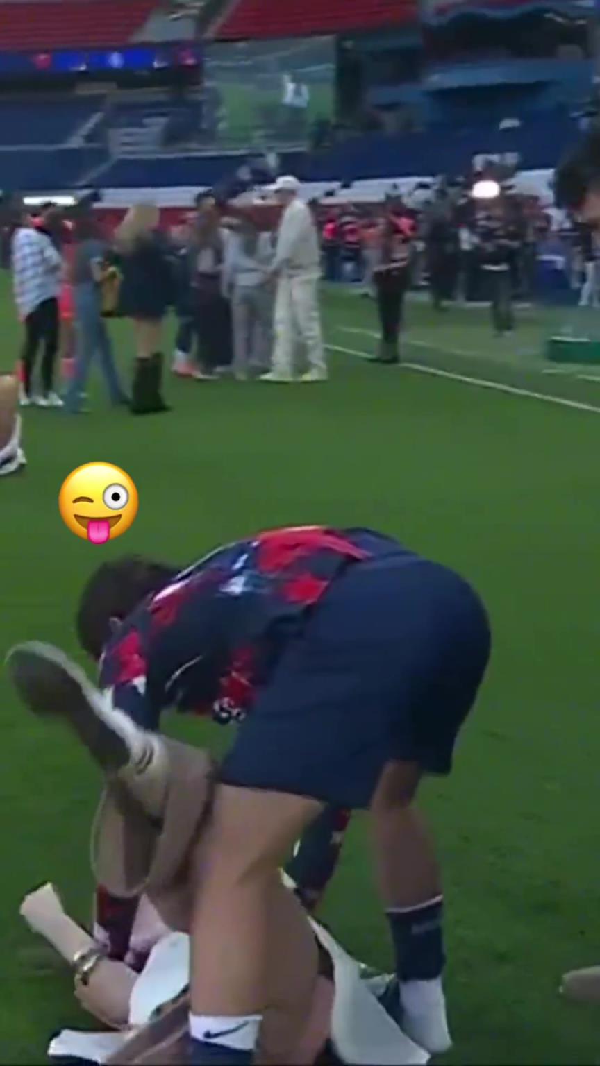 玩這么花??？內(nèi)維斯在家人面前把自己女友按倒在地