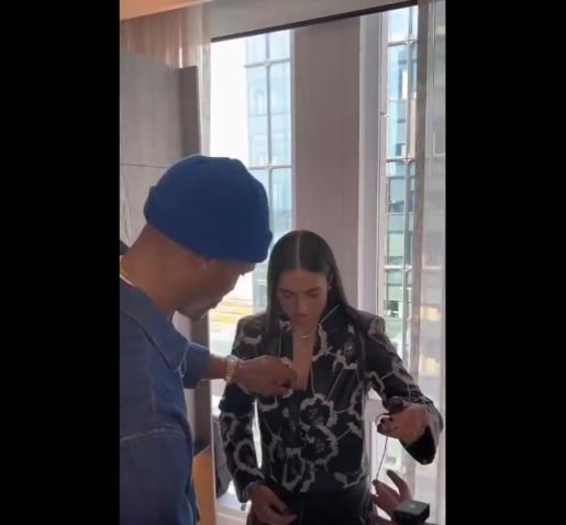威嫂看到要打人的！威少上手幫WNBA妹子整理胸前的衣服
