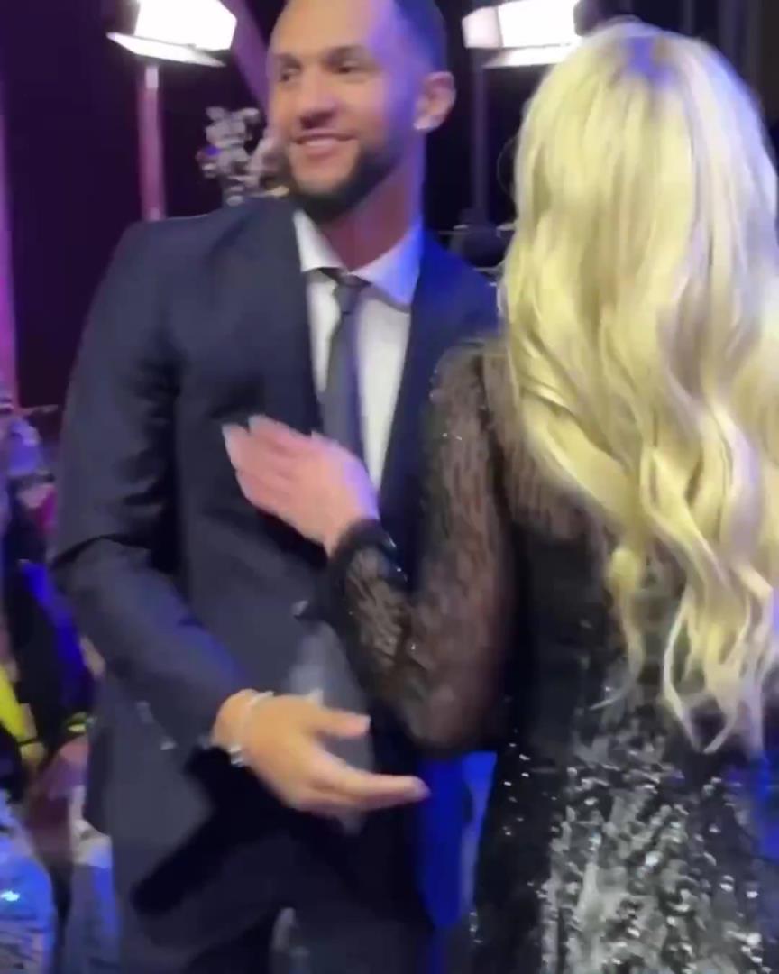 身材姣好！薩格斯的女友海莉被芝加哥天空選中！兩人接吻慶祝