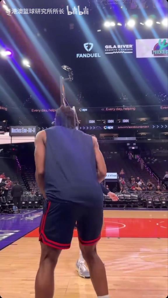 機(jī)器人級(jí)別的靜態(tài)身體！近距離看小卡的賽前熱身！