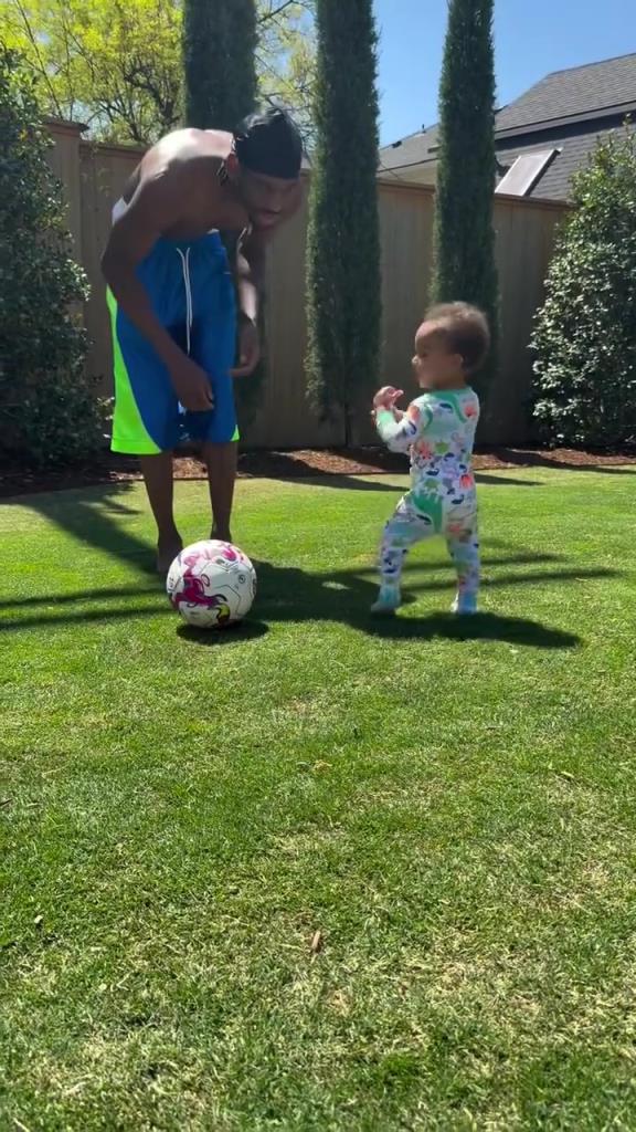 足球要從娃娃抓起！SGA帶娃踢足球，小孩摔倒時(shí)鼓掌“嘲笑”！